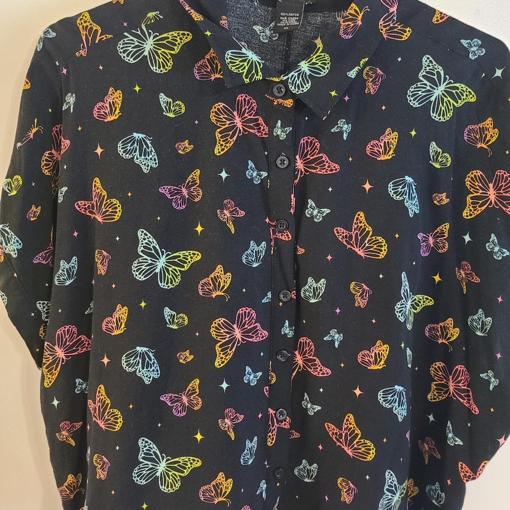 Hot Topic button front butterfly shirt, crop, size XL - Picture 2 of 9